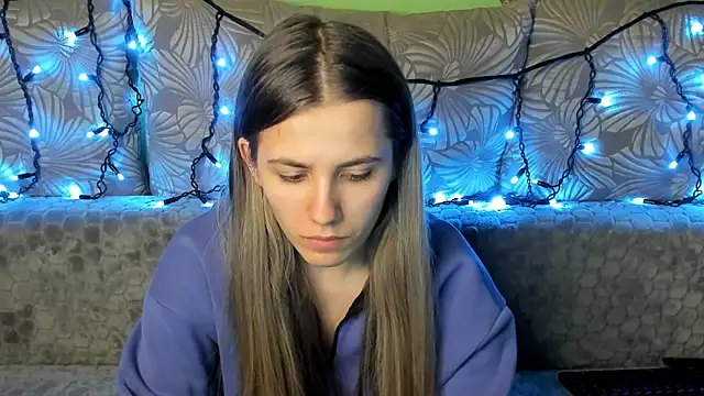 MaggieCake online show from December 12, 2024, 3:43 am