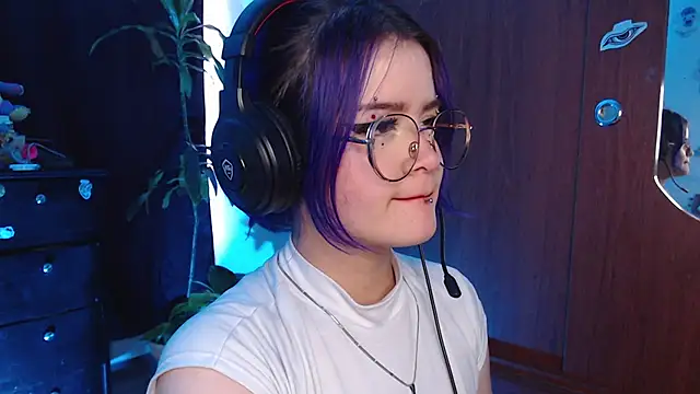 Snapshot of Raventh_ chatting on October 2, 2025, 9:44 pm Raventh online show from October 2, 2025, 9:44 pm