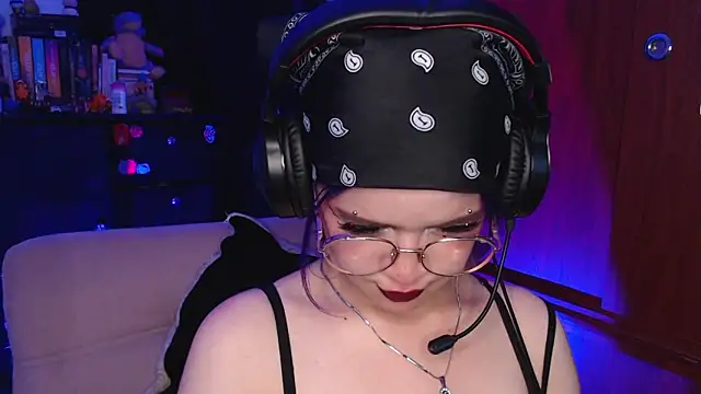 Snapshot of Raventh_ chatting on October 11, 2025, 12:43 am Raventh online show from October 11, 2025, 12:43 am