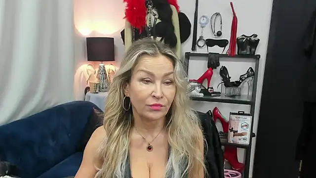 crystaLUX online show from November 13, 2025, 5:28 am