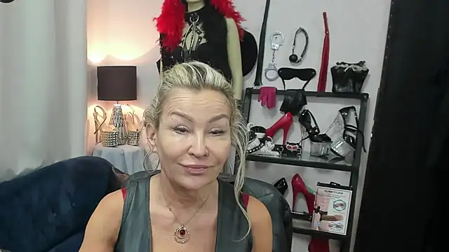 Snapshot of crystaLUX chatting on May 13, 2026, 4:32 am crystaLUX online show from May 13, 2026, 4:32 am