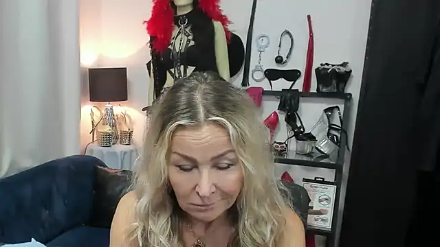 Snapshot of crystaLUX chatting on May 19, 2026, 4:52 am crystaLUX online show from May 19, 2026, 4:52 am