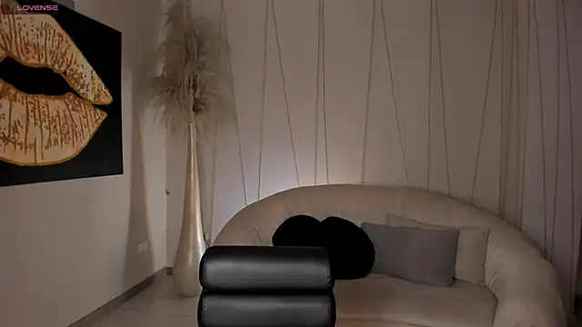 LaurenTurner  online show from September 18, 2025, 11:56 am