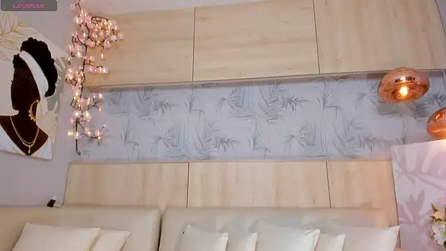 maryevans  online show from October 29, 2025, 1:02 pm