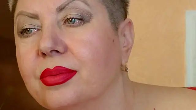 Snapshot of LadyPosh chatting on December 6, 2024, 10:08 pm LadyPosh online show from December 6, 2024, 10:08 pm