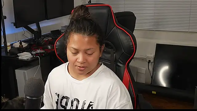 Bubbleliyah online show from February 26, 2025, 2:04 am