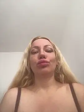 Snapshot of SofiaJoy chatting on May 8, 2026, 12:43 pm SofiaJoy online show from May 8, 2026, 12:43 pm