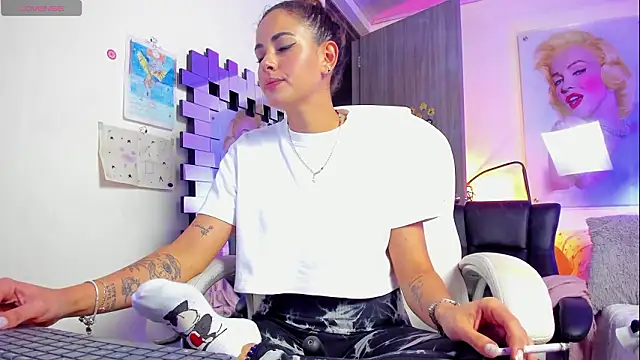 KimberlySaen online show from February 13, 2026, 9:44 pm