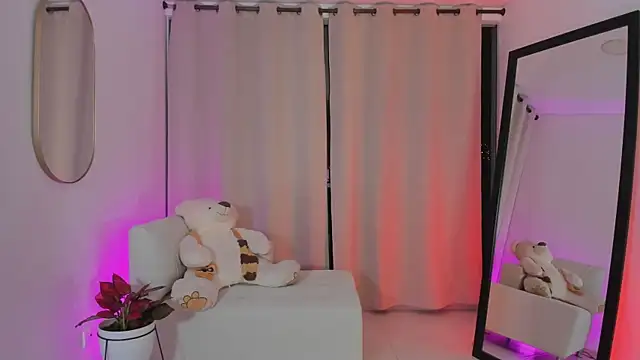 Snapshot of roxie_gates_ chatting on October 19, 2025, 4:35 am roxie gates online show from October 19, 2025, 4:35 am