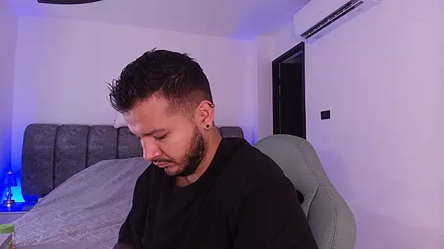 Snapshot of mister_miike chatting on February 1, 2026, 3:05 am mister miike online show from February 1, 2026, 3:05 am