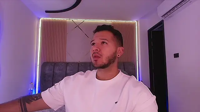 Snapshot of mister_miike chatting on February 14, 2026, 3:03 am mister miike online show from February 14, 2026, 3:03 am