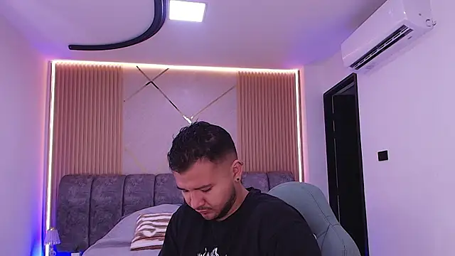 Snapshot of mister_miike chatting on February 18, 2026, 3:02 am mister miike online show from February 18, 2026, 3:02 am