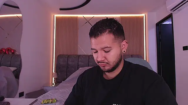 Snapshot of mister_miike chatting on February 25, 2026, 3:05 am mister miike online show from February 25, 2026, 3:05 am