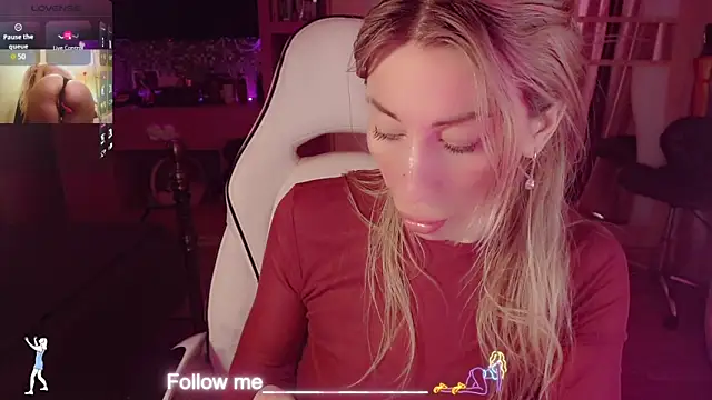 AnnieGOld  online show from April 21, 2026, 2:51 am