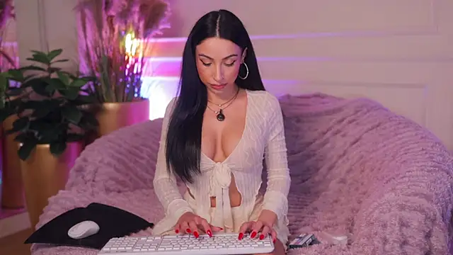 Snapshot of Anais_Bloom chatting on July 7, 2026, 7:18 pm Anais Bloom online show from July 7, 2026, 7:18 pm