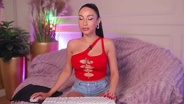 Snapshot of Anais_Bloom chatting on July 8, 2026, 7:18 pm Anais Bloom online show from July 8, 2026, 7:18 pm