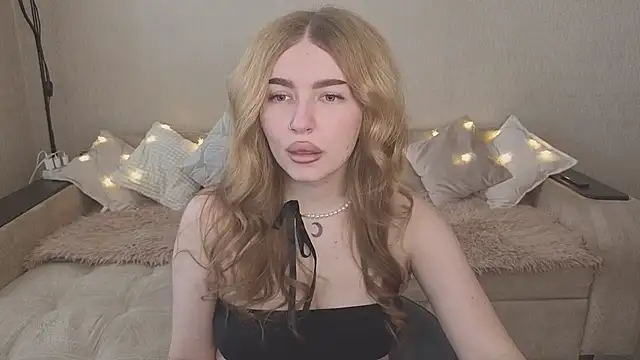 ViolettaLopez online show from October 9, 2025, 11:30 am