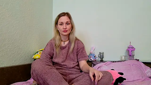 ModelEva online show from March 27, 2026, 11:32 am