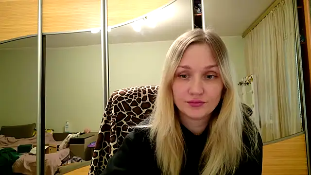 ModelEva online show from April 23, 2026, 1:35 pm