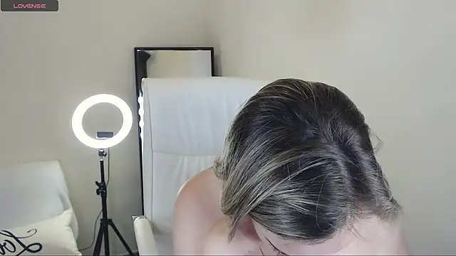 Tilly Eliot online show from February 10, 2025, 9:25 pm