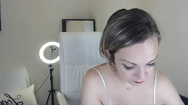 Tilly Eliot online show from February 22, 2025, 2:08 pm