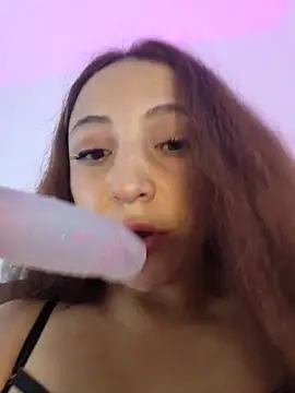 VickyHoult online show from March 3, 2025, 9:05 pm