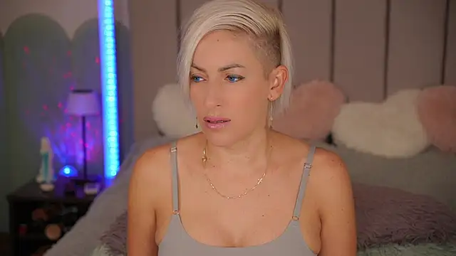 VickySecret96 online show from September 27, 2025, 4:34 pm