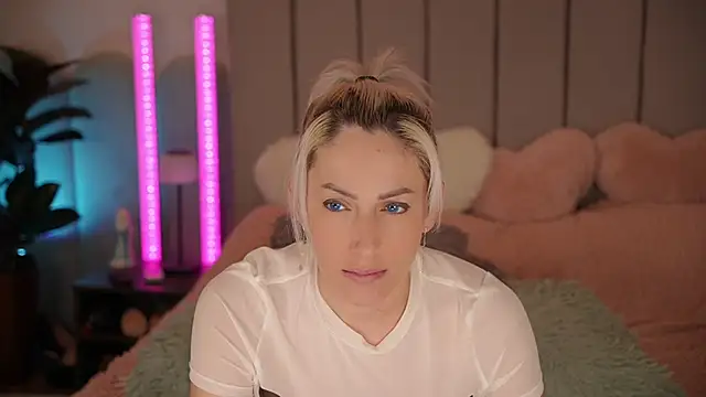 Snapshot of VickySecret96 chatting on April 4, 2026, 5:54 pm VickySecret96 online show from April 4, 2026, 5:54 pm