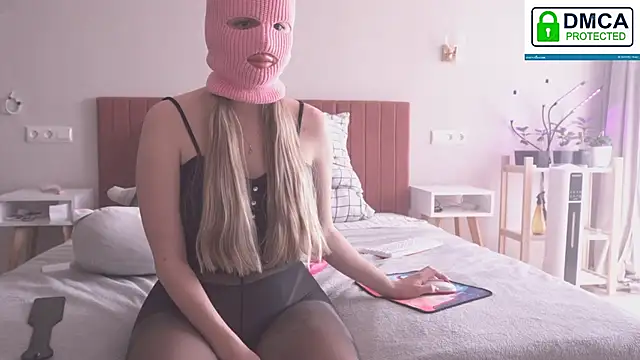 Snapshot of FluffyHat chatting on March 3, 2025, 9:00 am FluffyHat online show from March 3, 2025, 9:00 am