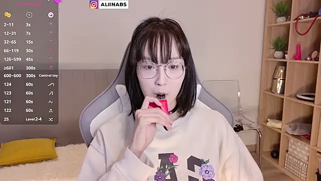 aliiiiiina online show from February 6, 2025, 4:03 pm