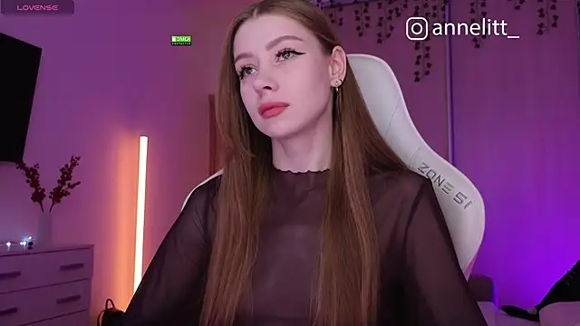 Snapshot of Annelitt chatting on December 19, 2025, 9:22 pm Annelitt online show from December 19, 2025, 9:22 pm