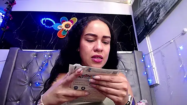 Snapshot of LAILAGUMMY chatting on February 19, 2025, 2:34 pm LAILAGUMMY online show from February 19, 2025, 2:34 pm