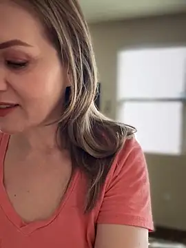 MaiseKnox online show from January 3, 2025, 6:46 pm