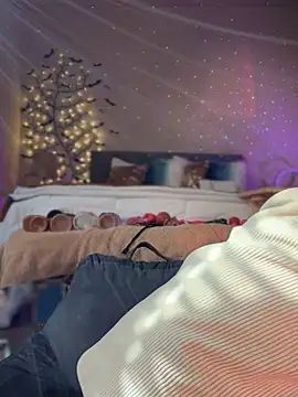 MaiseKnox online show from March 16, 2025, 4:45 pm