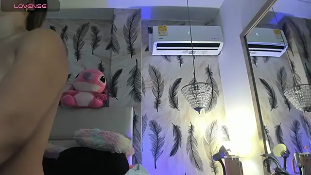 Snapshot of Vivi_prinncess chatting on October 18, 2025, 11:27 pm Vivi prinncess online show from October 18, 2025, 11:27 pm