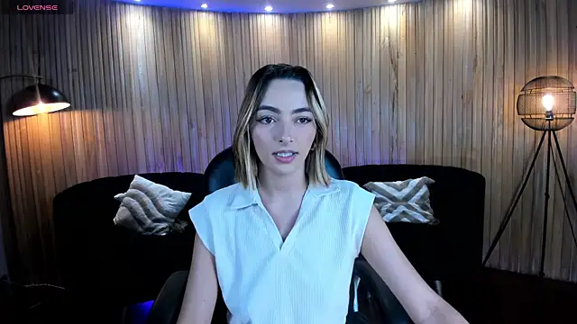 Snapshot of MelissaMoore_ chatting on April 28, 2026, 8:52 am MelissaMoore online show from April 28, 2026, 8:52 am