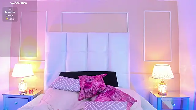 Zoe Evans  online show from September 30, 2025, 12:21 pm