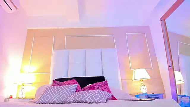 Zoe Evans  online show from October 23, 2025, 12:15 pm