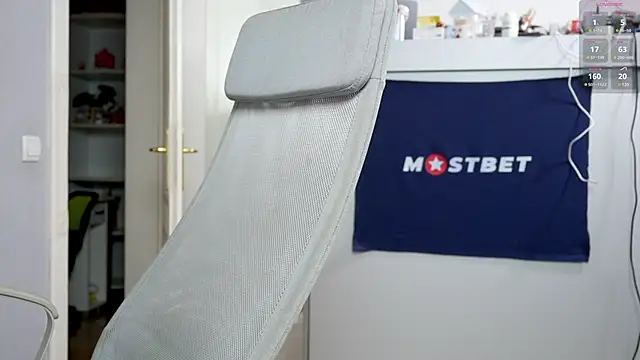 foxeslovefoxes online show from December 8, 2024, 2:09 pm