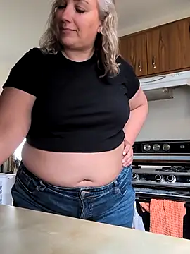 Snapshot of Canadian_BBW chatting on June 3, 2026, 9:42 pm Canadian BBW online show from June 3, 2026, 9:42 pm