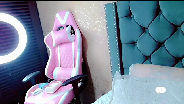 Imannejulienne online show from January 8, 2025, 11:41 pm