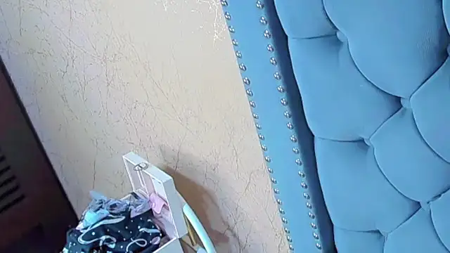 Imannejulienne online show from April 5, 2026, 12:41 am