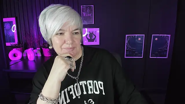 CarmenSoft online show from November 7, 2025, 8:31 pm