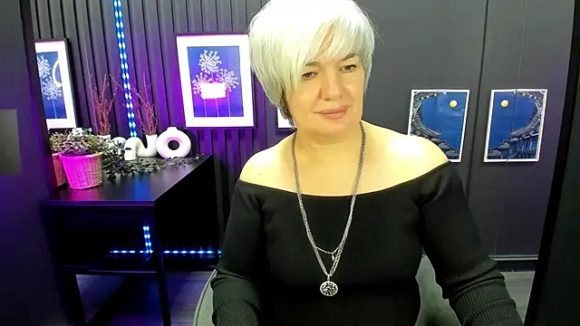 CarmenSoft online show from November 28, 2025, 8:33 pm