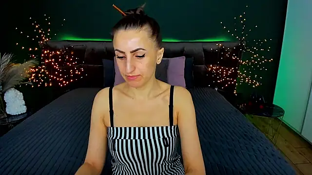 Rebecca Diamond online show from November 24, 2025, 6:46 am