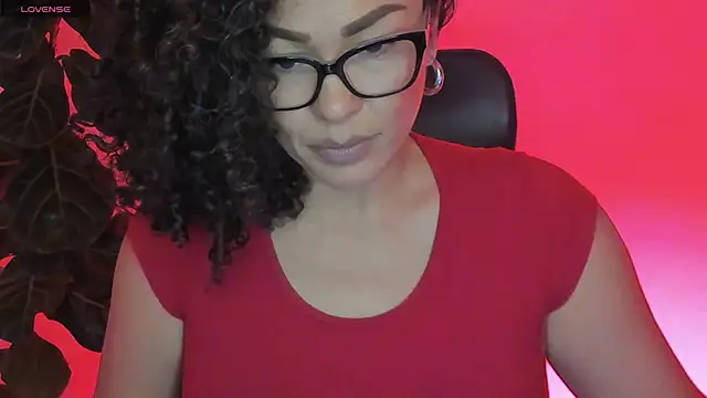 Snapshot of loving_mia chatting on January 5, 2025, 12:20 am loving mia online show from January 5, 2025, 12:20 am