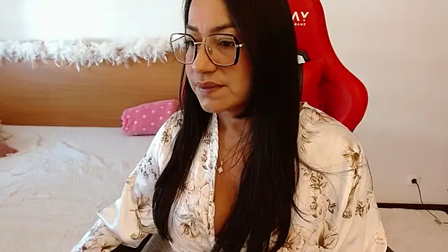 lucy luu  online show from September 23, 2025, 3:04 pm