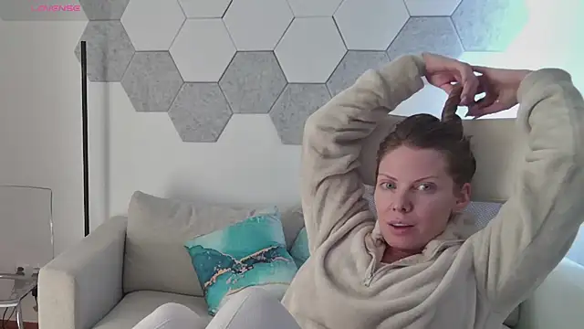 novaforyou1 online show from February 6, 2025, 1:32 pm