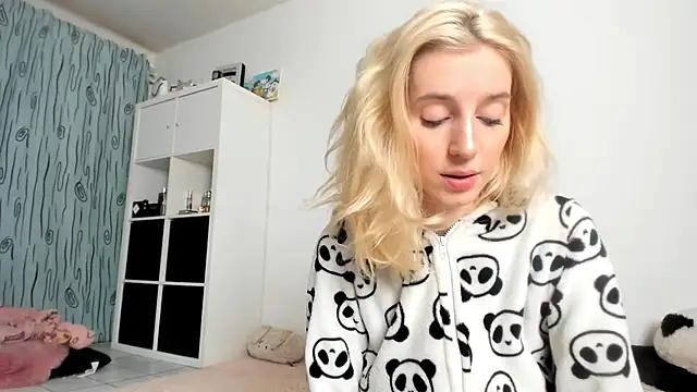 KenzieDawton online show from November 8, 2025, 4:56 am