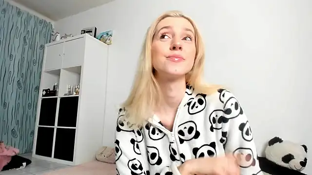 KenzieDawton online show from November 12, 2025, 4:24 am